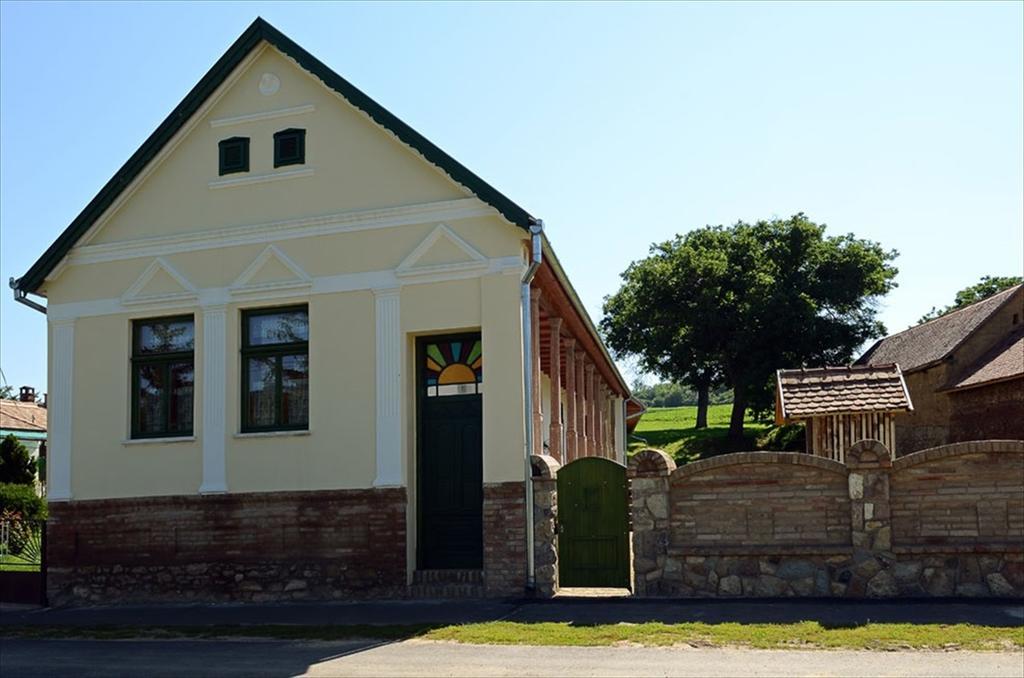Hotel Zengőalja Vendégház Erzsébet Esterno foto