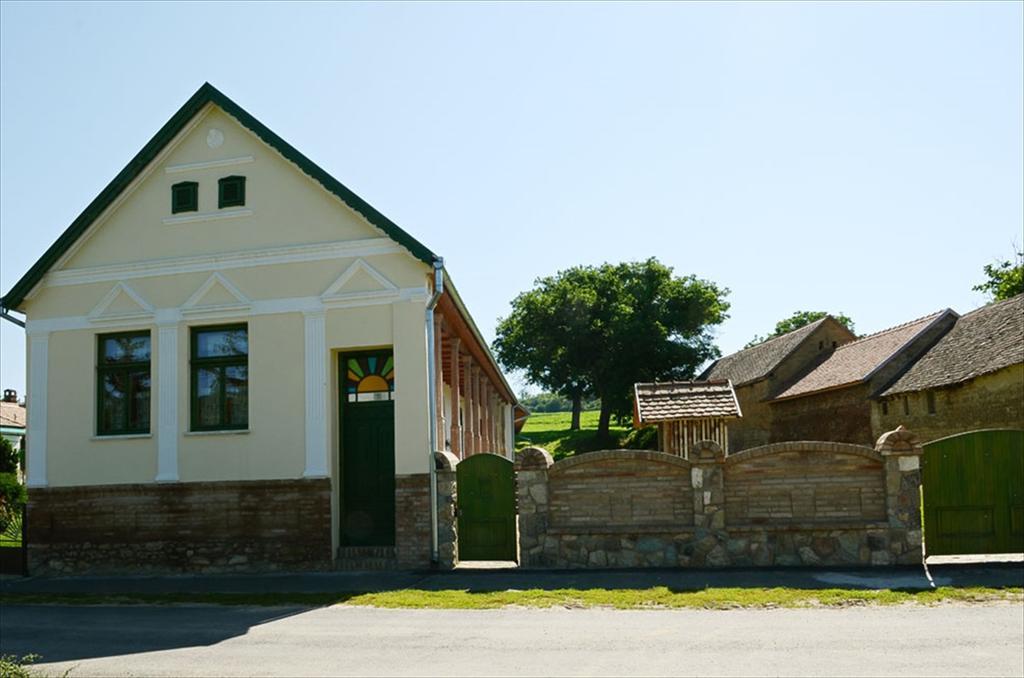 Hotel Zengőalja Vendégház Erzsébet Esterno foto